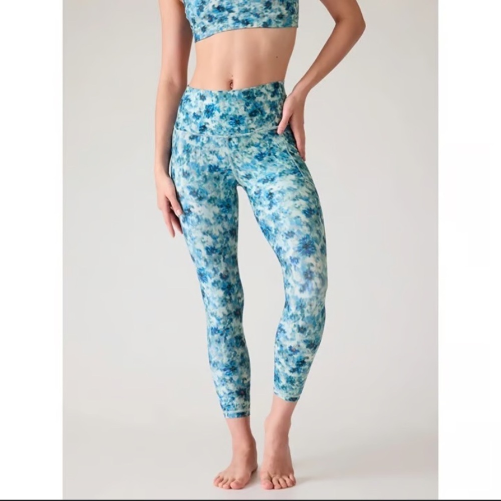 Athleta Salutation Stash pocket leggings tights opaline floral blue 47285